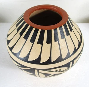 AUTHENTIC SIGNED 20TH C JEMEZ POTTERY VASE, SIGNED L. YEPA, TRADITIONAL DESIGNS - Picture 1 of 5