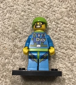 LEGO MINIFIGURE SERIES 10, 71001 , SKYDIVER WITH ACCESSORIES AND BASE. - Picture 1 of 2