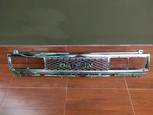MÁSCARA PARRILLA DELANTERA CROMADA CON EMBLEMA DATSUN AJUSTE DATSUN 720 NISSAN 720 RECOGIDA - Imagen 1 de 12
