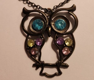 Antiguo collar colgante de búho adornado con cristal de latón. 26" - Imagen 1 de 4