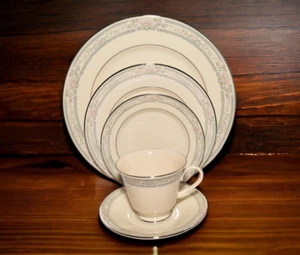 Lenox Cosmopolitan Collection Charleston 5-teiliges Fine China Gedeck - Bild 1 von 11