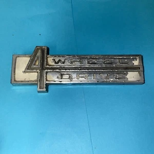 VINTAGE 1960-70S JEEP GLADIATOR WAGONEER 4 WHEEL DRIVE EMBLEM BADGE 968256 USA - Picture 1 of 6