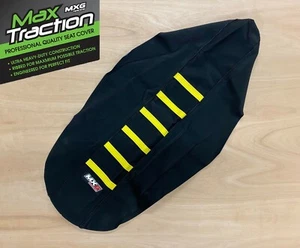 CUBIERTA DE ASIENTO CON AGARRE ACANALADO SUZUKI RMZ450 2018-2024 NEGRO + RAYAS AMARILLAS COSTILLAS - Imagen 1 de 3