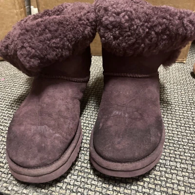 BOTA UGG BAILEY BUTTON Roxa S/N 3349 Feminina Tamanho EUA 7/UE 38 - Imagem 1 de 4