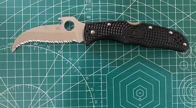 Spyderco Endura 4 con hoja dentada Hawkbill Foto 1 de 3
