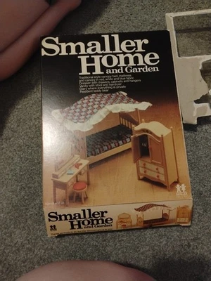 VINTAGE TOMY SMALLER HOMES DOLLHOUSE FURNITURE - BEDROOM SET - Image 1 of 4