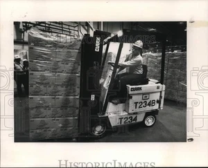 1989 Pressefoto Alan Pritchard fährt Gabelstapler in der Miller Brewery - syp32299 - Bild 1 von 2