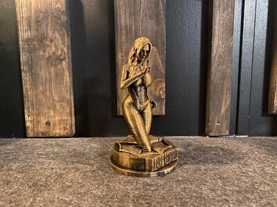 Estatua Resident Evil Claire Redfield en oro vintage 6 pulgadas de alto Foto 1 de 4