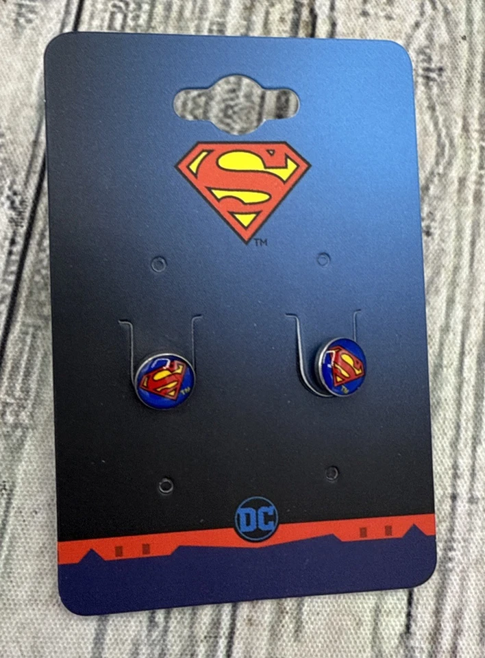 PENDIENTES DE POSTE DE ACERO INOXIDABLE SUPERMAN 8mm DC Super Hero Comic NUEVO Par de Tachuelas Foto 1 de 4