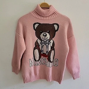 Moschino Iconic Teddybär Motiv Rollkragen Pullover Rosa Drop Shoulder Cozy Logo - Bild 1 von 11
