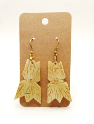 Pendientes colgantes tallados a mano... Material desconocido... Se157 Foto 1 de 2