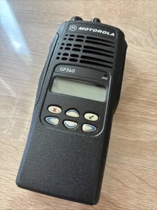 ⭐ Motorola GP360 VHF 136-174 Mhz & Standlader & Lautsprechermikrofon *ansehen* ⭐ - Zdjęcie 1 z 12