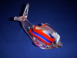 Murano Style Glass Red, White and Blue Art Glass Dolphin Figurine Paperweight - Foto 1 di 3