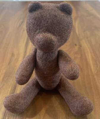 NOTA DESIGN STUDIO Peluche Dezeen Lana Artesanal Oso Marrón Oscuro Peluche Nepal Difícil de Encontrar Foto 1 de 4