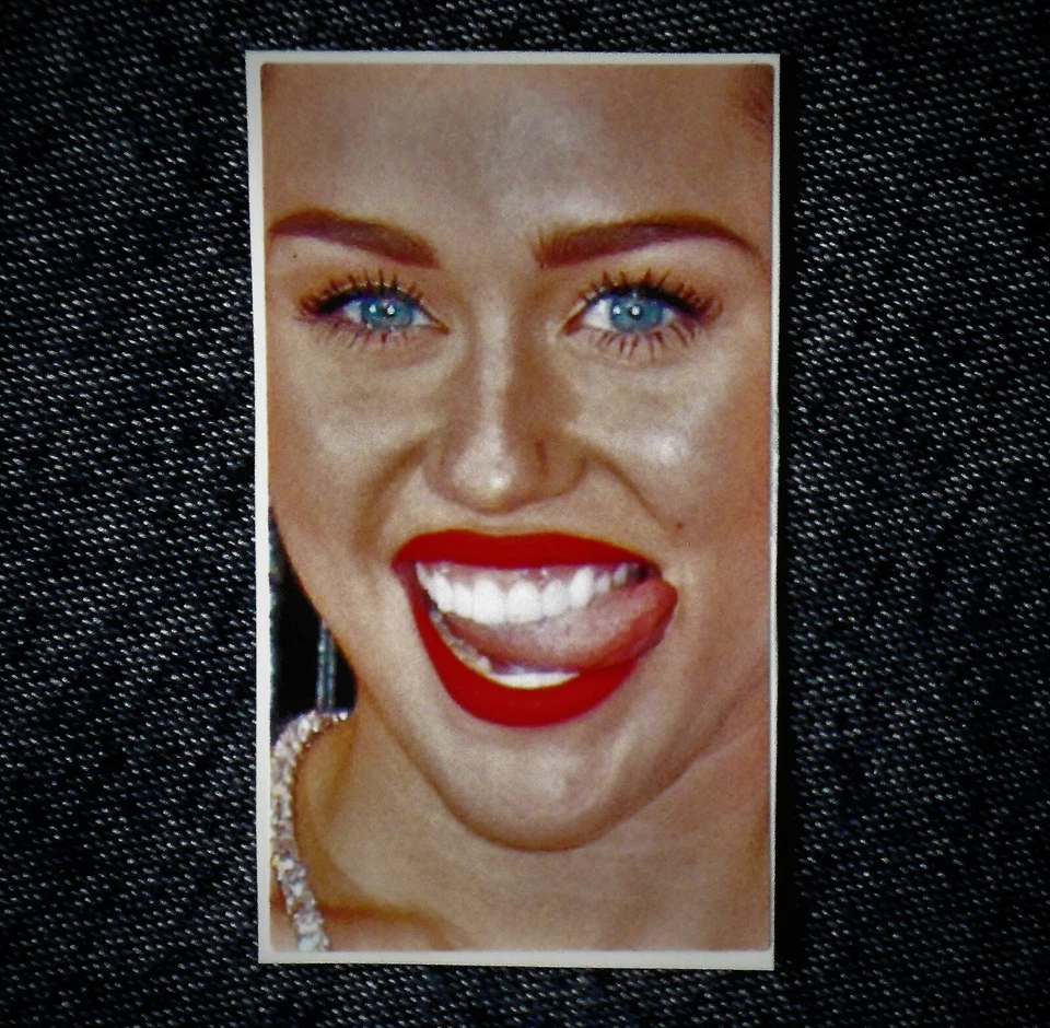 Handy-Sticker Miley Cyrus Smartphone Aufkleber Handy-Folie 4 x 7 cm # - Bild 1 von 1