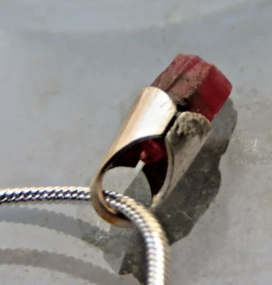 ciondolo in argento con vetro tormalina rosso e catena bagno in argento - Immagine 1 di 4