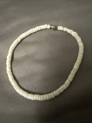 10" ANKLET PUKA POOKA CHIP WHITE COLORED SHELL  BRASS BARRELL  - Image 1 of 2