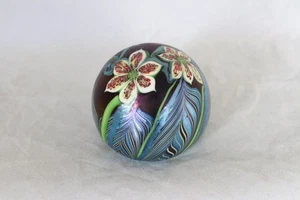 1979 ORIENT & FLUME ART GLAS BRIEFBESCHWERER 3 BLUMEN AUF SCHWARZ BLAU GEZOGENER FEDER - Bild 1 von 17