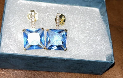 Pendientes colgantes Rivka Friedman de cristal periwinkle y circonitas cúbicas Foto 1 de 4