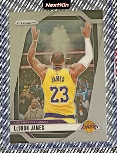LeBron James 130 2024-25 Panini Prizm Los Angeles Lakers King Iconic Chalk Toss - Foto 1 di 2