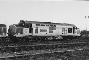 Zugladung Kohle Class 37 37887 bei Barry 8. März 1994 s/w negativ - Bild 1 von 1