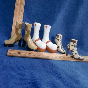 Bratz Feet Schuhe Stiefel Set OK Sasha Yasmin Cloe Any Hippie Chic Safari 20ths Tan - Bild 1 von 3