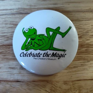 1985 Kermit The Frog Celebrate The Magic Pinback Button - Bild 1 von 3