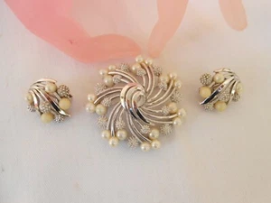 TRIFARI (c) set demi parure ORECCHINI E SPILLA spirale perle metallo argento - Foto 1 di 6