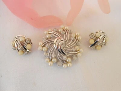 TRIFARI (c) set demi parure ORECCHINI E SPILLA spirale perle metallo argento - Immagine 1 di 4