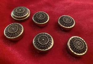 Vintage bellissimo set di 6 copri bottoni rotondi decorati tono oro - Foto 1 di 7