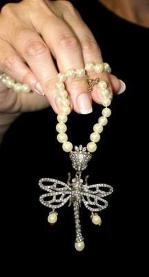 Collar Heidi Daus Nuevo sin Etiquetas Art Deco Cristal Libélula Colorido BLINGY Distintivo A+ Foto 1 de 4