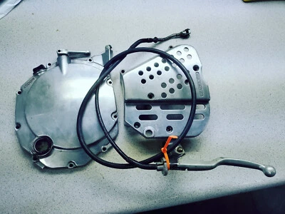 Suzuki GSXR 750 1988 cubierta de embrague, cubierta de piñón, cable de palanca Foto 1 de 2