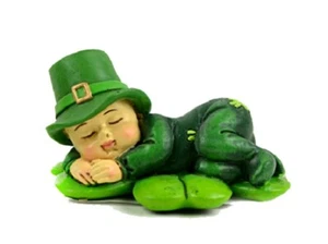 Irish Boy Sleeping on a Shamrock - Mini St Patrick's Day Figur - Bild 1 von 2