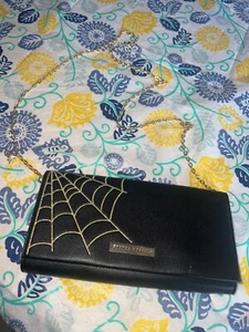 Pochette convertibile Sondra Roberts elegante ricamo ragnatela 🕸️ nero e oro - Foto 1 di 12