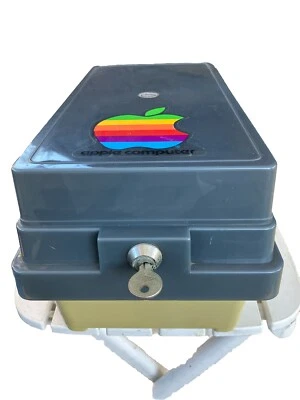 VTG Apple Computer 5.25" Floppy Disk Locking Case Holder w/ Apple Sticker DX-85 - Image 1 of 4