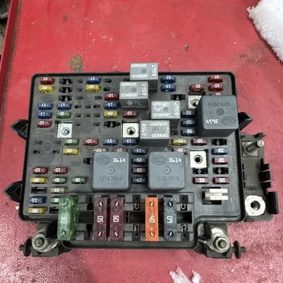 15328806-05 GMC 2000 2001 2002 Sierra Fuse Box Engine Bay 1500 2500 2500 OEM I84 - Image 1 of 4