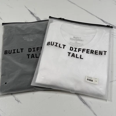 Camiseta Built Different 2 Para Hombre Manga Corta Alta Cuello Redondo Blanca y Carbono Talla 2XL Foto 1 de 4