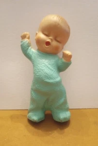 Giocattolo vintage bambino ragazzo in pigiama sbadigliando e allungando cigolio - funziona/metallo cigolio - Foto 1 di 10