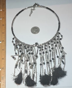 Collar de mujer con dijes colgantes de borla negra. Collar llamativo Powwow - Imagen 1 de 10