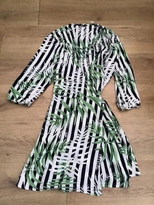 DAMEN MARINEBLAU MEHRERE BLUMEN BLATTDRUCK WICKELKLEID NUR GRÖSSE 42 EX CON - Bild 1 von 1