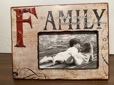 Family Picture Frame holds 6 x 4 with "Family is a little World Created by Love” Foto 1 de 4