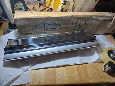 65 1965 Oldsmobile 98 Lh para-lama dianteiro acabamento de moldura cromada 4482876 NOS 389535 sem - Imagem 1 de 4