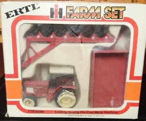 1980s ERTL 1/32 INTERNATIONAL HARVESTER FARM SET PLOW & WAGON #5066 VINTAGE NEW - Picture 1 of 7