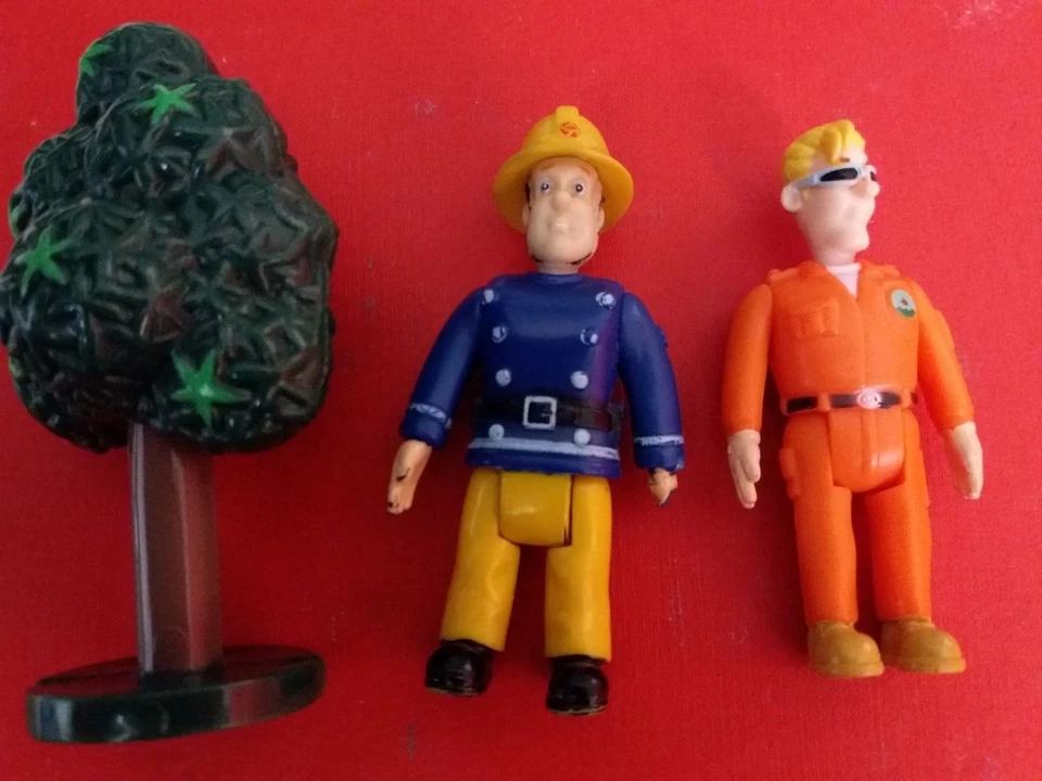 Figuras de bombero Sam y Tom Thomas con árbol Foto 1 de 1