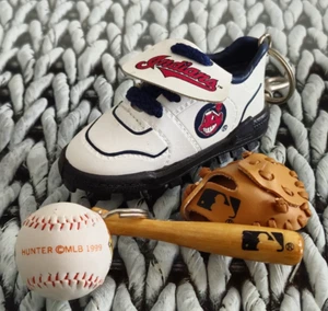 Llavero, bate, pelota y guante vintage MLB Cleveland Indian - Imagen 1 de 15