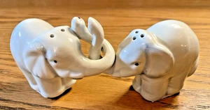 Abbott Collection Abbraccio Elefanti Ceramica Sale e Pepe Shaker Set NUOVO - Foto 1 di 10