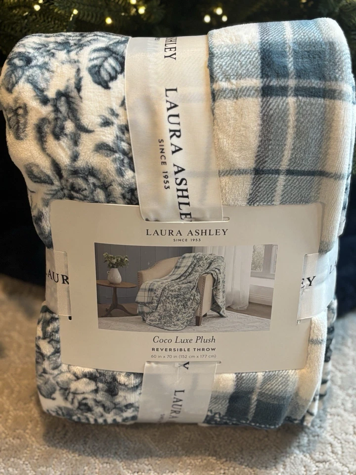 Laura Ashley Coco 奢华毛绒双面毯 | 60 英寸 x 70 英寸 | 蓝色和白色 — 第 1/1 张图片
