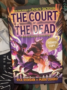 SIGNIERT ~ DER HOF DER TOTEN von Rick Riordan & Mark Oshiro (2025) 1./1. - Bild 1 von 2