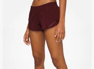Corto Lululemon Athletica Hotty Hot tiro bajo 2,5 pulgadas entrepierna granate talla 6 - Imagen 1 de 4