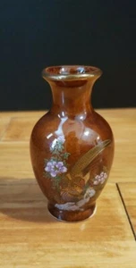 Jarrón de cerámica vintage pequeño marrón japonés pavo real flores rosadas 3 5/8 pulgadas - Imagen 1 de 5